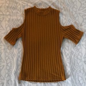 Exposed shoulder sweater tee